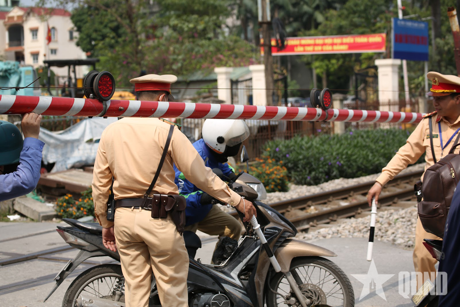 Hà Nội: Cố vượt rào chắn khi tàu gần đến, shipper mắc kẹt tại đường ngang